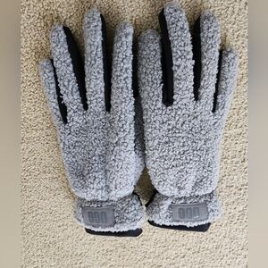 NWOT UGG Women's Sherpa Gloves